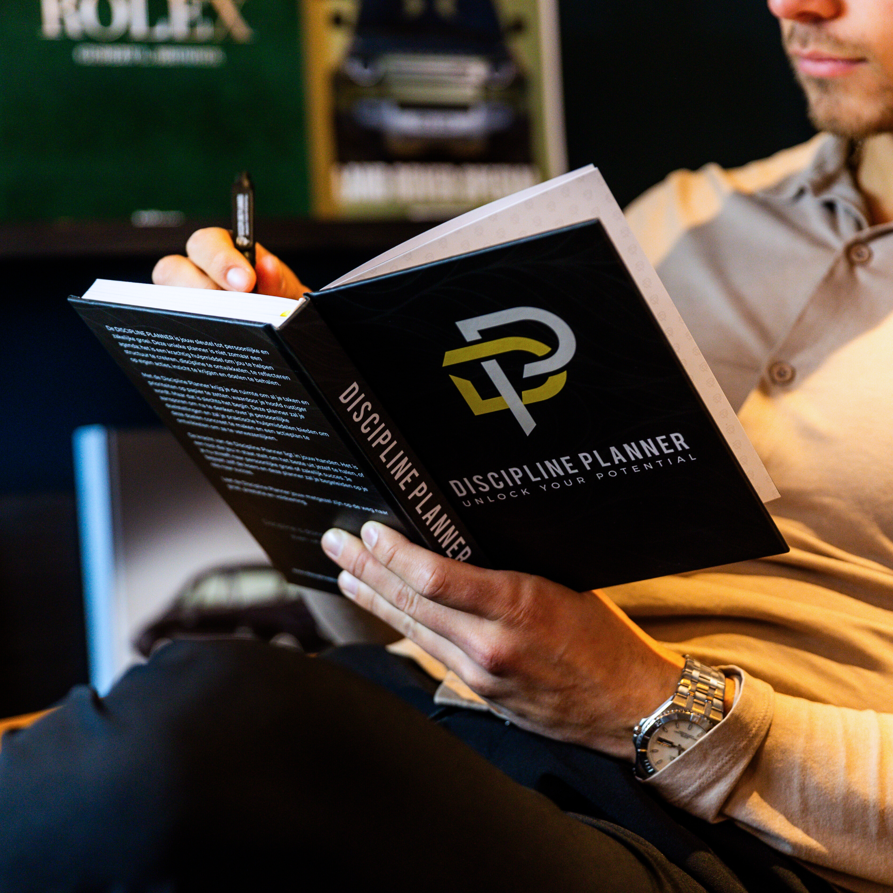 Man schrijft zijn doelen op in de DisciplinePlanner – een gestructureerde doelenplanner